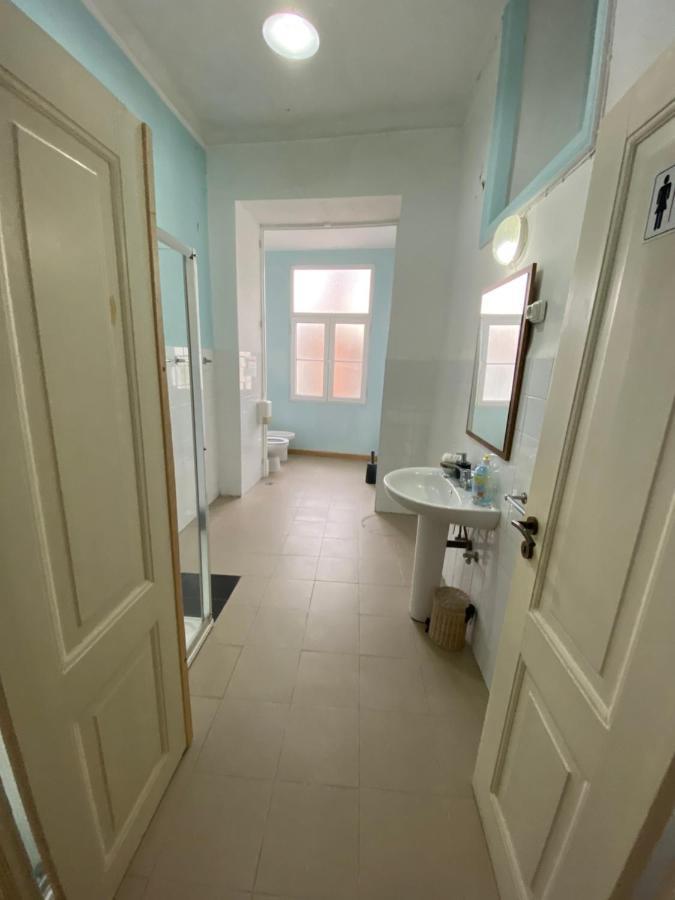 Relax Chiado 3 - Cute Little Double Room With Shared Bathroom 리스본 외부 사진