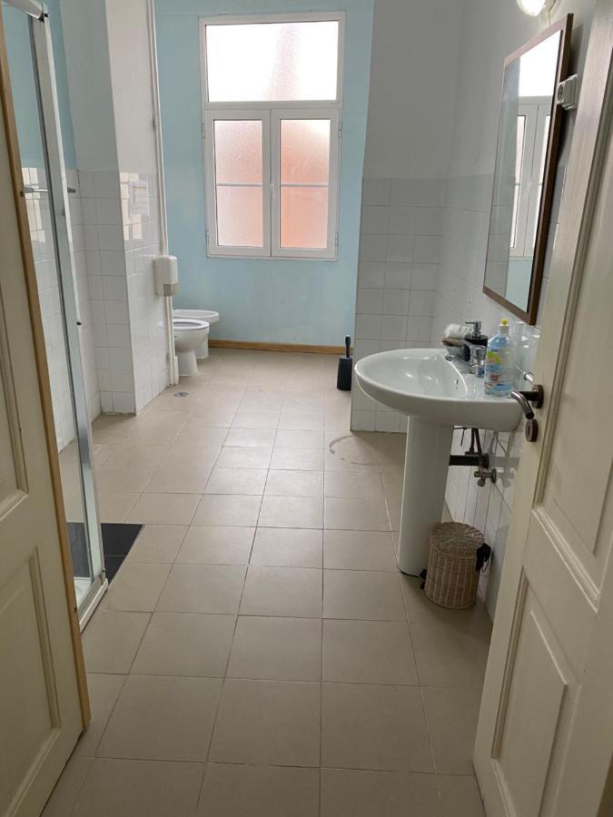 Relax Chiado 3 - Cute Little Double Room With Shared Bathroom 리스본 외부 사진